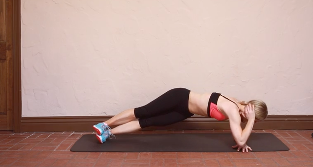 This Twisting Side Plank Will Work Your Core Muscles