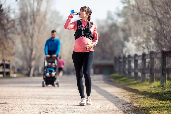 pregnant-runner-hydrating