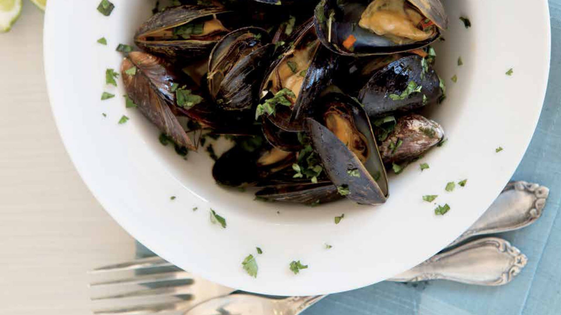 Fresh Mussels in Spicy Herb Broth