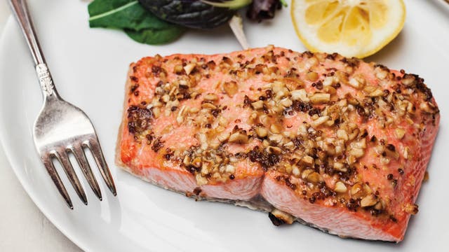 Tangy, Sweet, Crunchy: The Most Delicious Cashew-Crusted Salmon Recipe