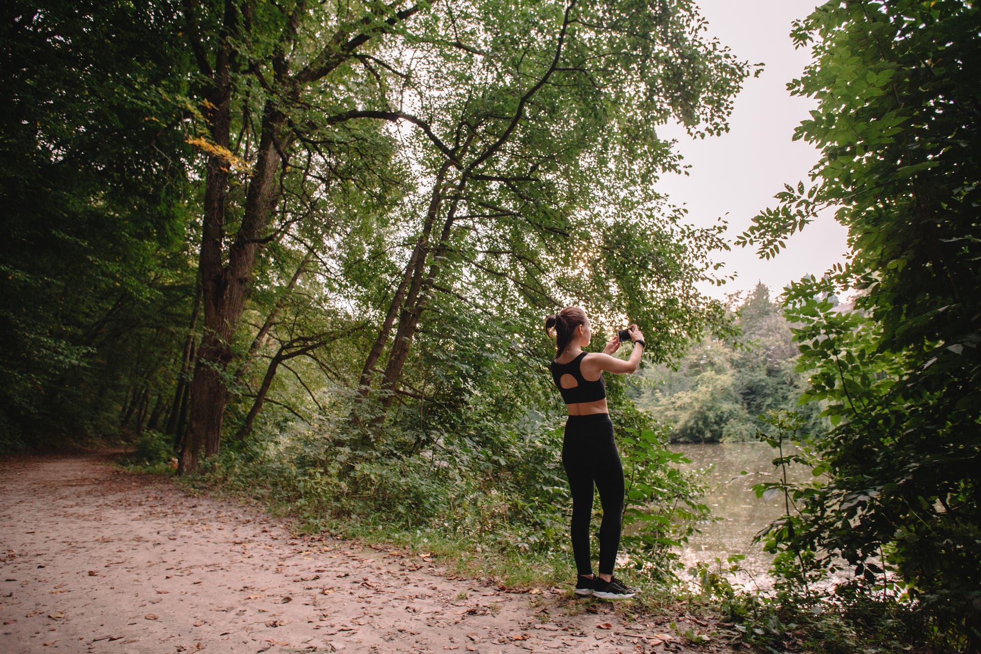 runner-taking-a-photo