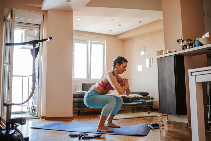 runner-doing-squats
