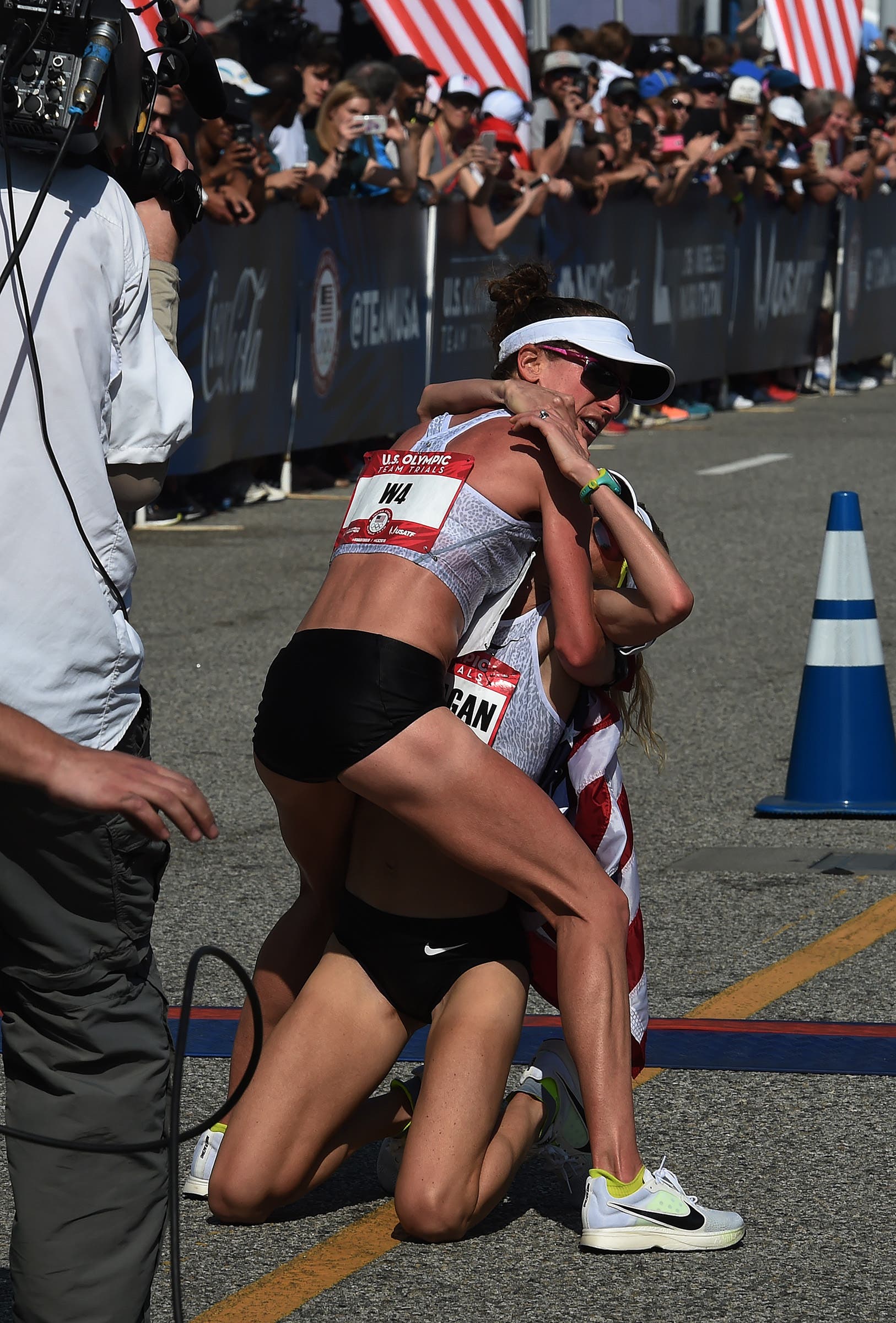 Amy Cragg catching Shalane Flanagan at the finish line