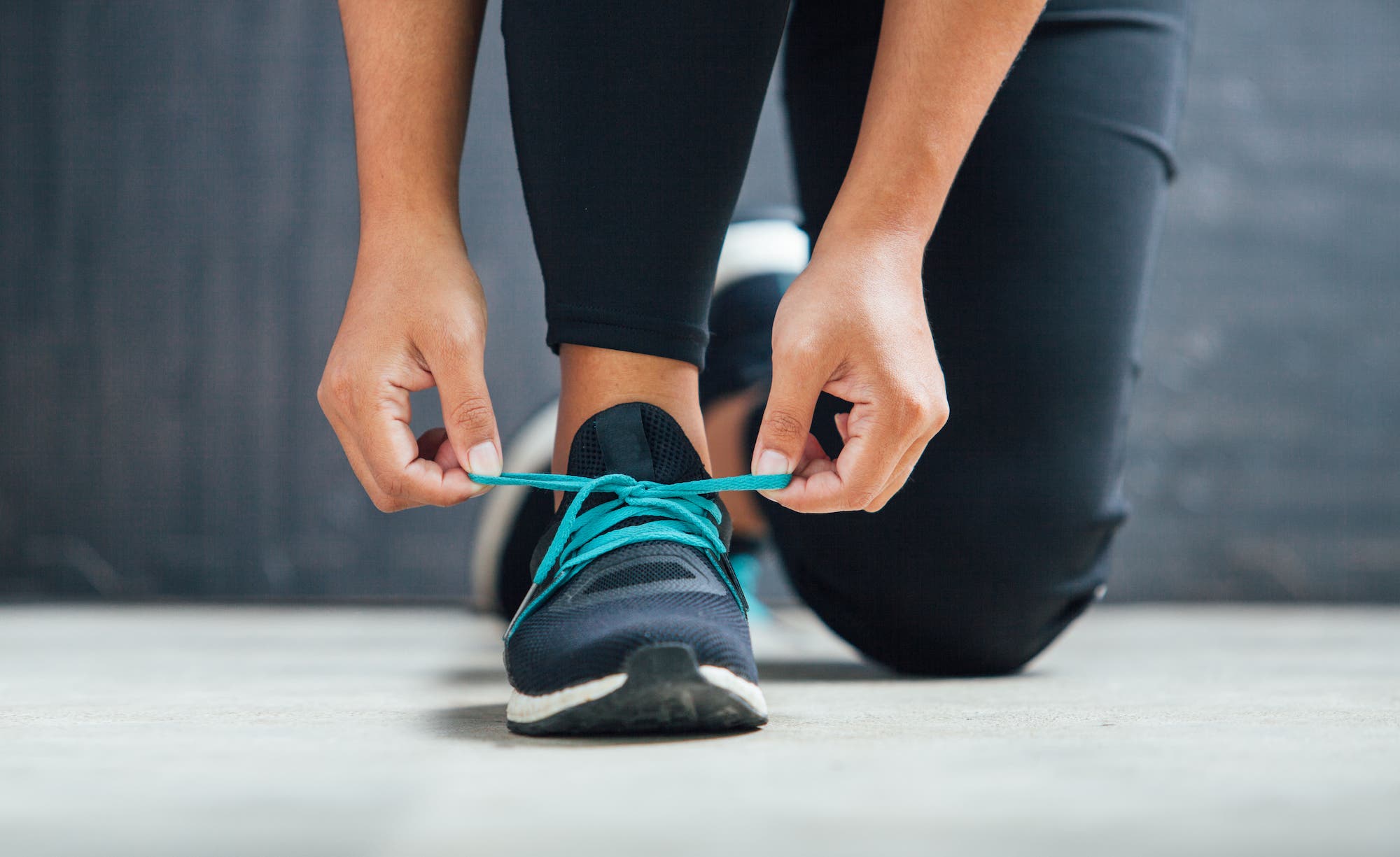 tying-shoes-before-half-marathon