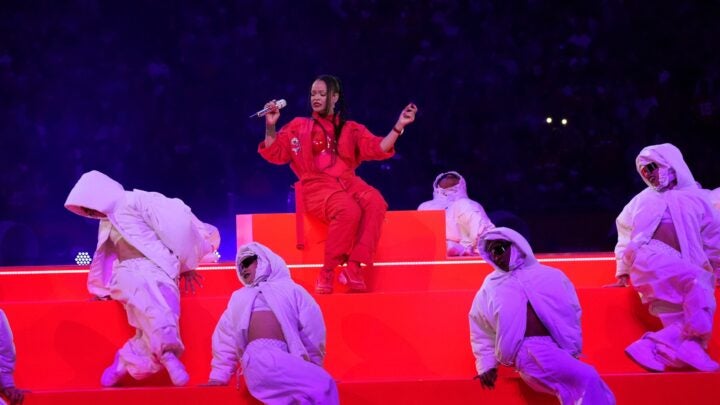 Uitdrukking Bourgeon Ciro Salomon Wins the Super Bowl With Rihanna's Red Sneakers - Women's Running