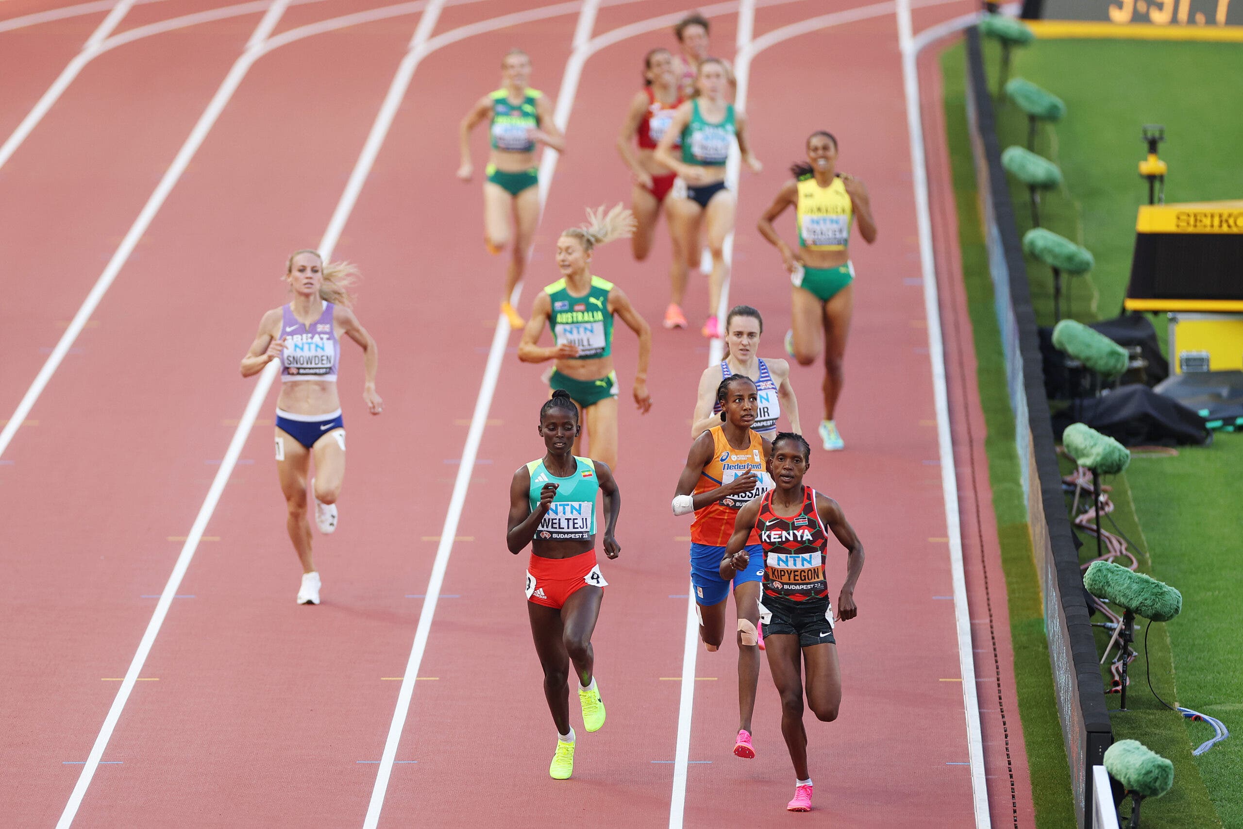 Faith Kipyegon winning the 1500 meter semi-final Budapest 2023