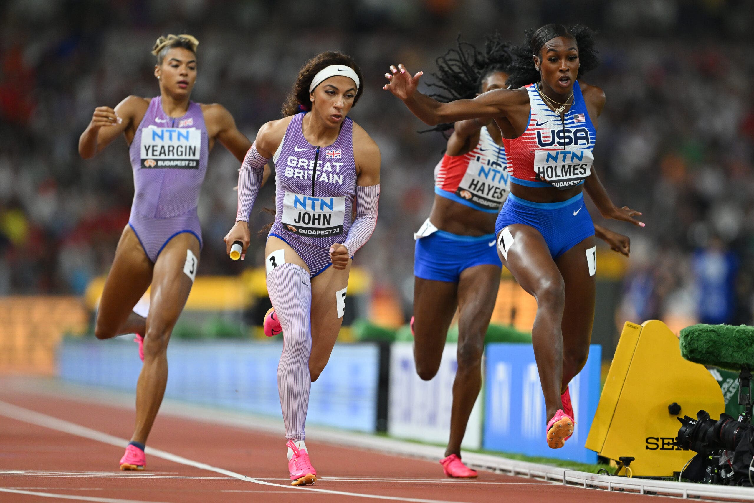 Team USA in the heats of the 4x400m relay